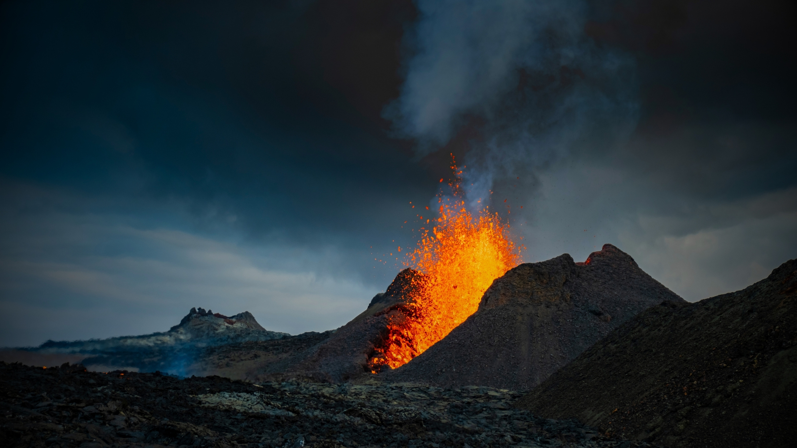 Iceland live monitoring dashboard — earthquakes, seismo data and volcano cameras